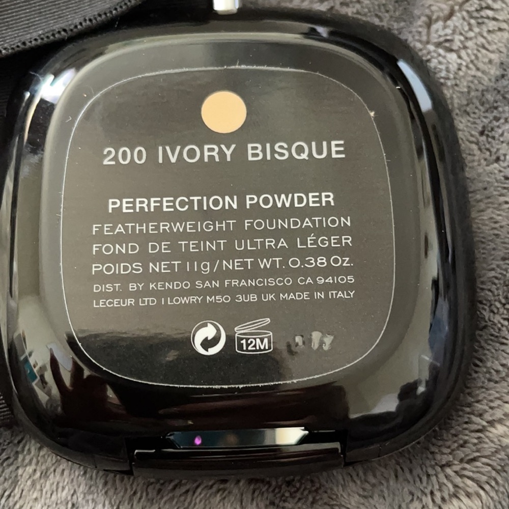 Marc Jacobs Perfection Powder Ivory Bisque (200) - Picture 3 of 5
